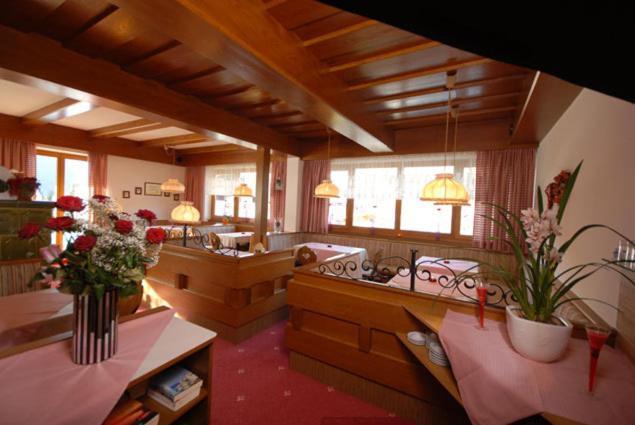 Hotel-Pension Flora Saalbach-Hinterglemm Bagian luar foto
