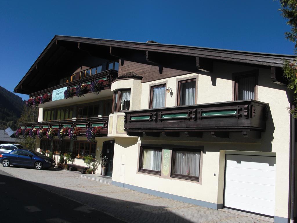 Hotel-Pension Flora Saalbach-Hinterglemm Bagian luar foto